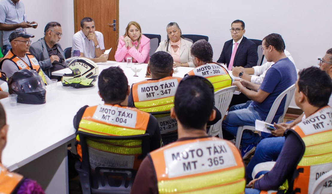Prefeita Tia Júlia se reúne com mototaxistas para discutir regulamentação do serviço
