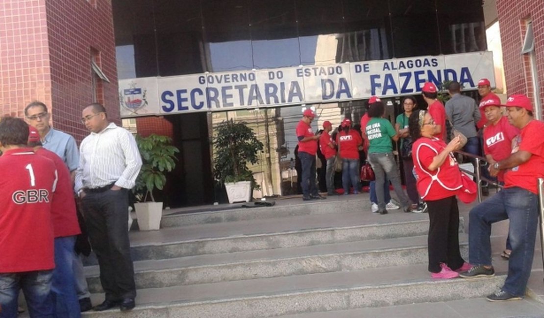Servidores ocupam prédio da Sefaz e aguardam proposta do governo