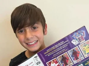 Garoto encontra figurinha rara de Neymar, avaliada em R$ 9 mil