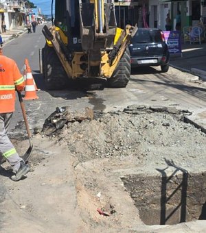 Obra emergencial em galeria de drenagem interdita ruas no bairro do Clima Bom