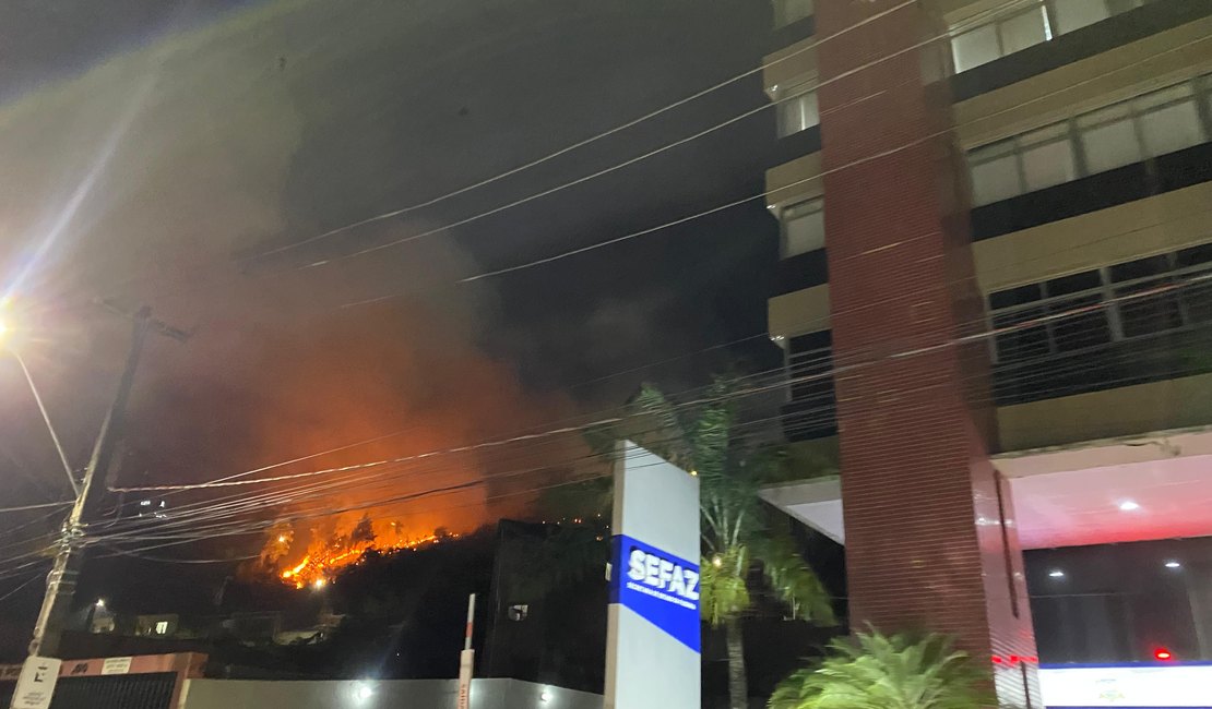 Incêndio é registrado em área próxima ao prédio da Sefaz, no Centro de Maceió