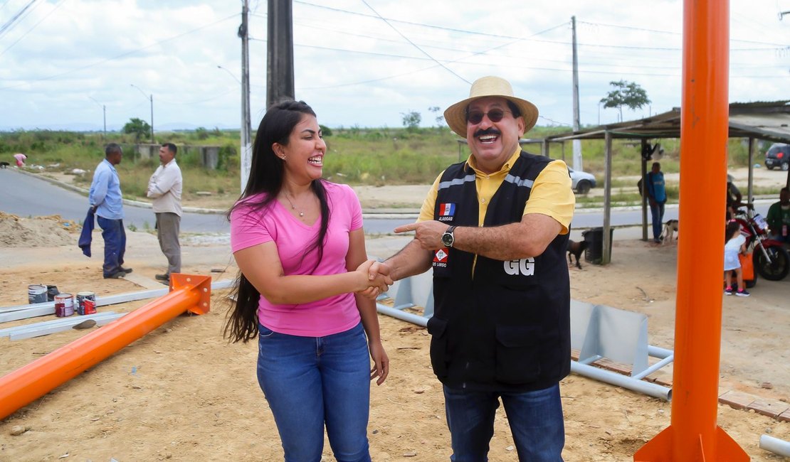 Secretária Gabriela Gonçalves e o prefeito de Rio Largo vistoriaram a implantação e revitalização dos abrigos de ônibus