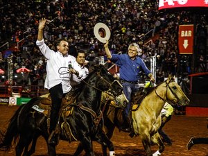 Bolsonaro flexibiliza lei sobre rodeios e desfila em cavalo em Barretos