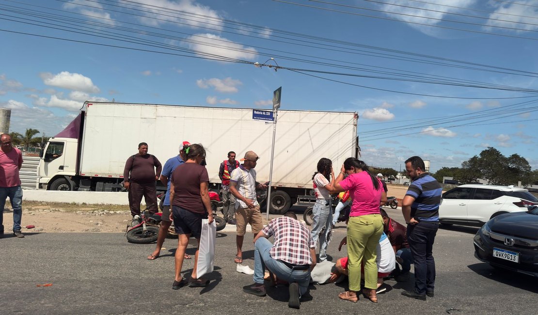 Colisão entre carro e moto deixa dois feridos na AL-220, em Arapiraca