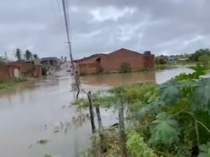 Chuva deixa vias alagadas e intransitáveis no Conjunto Valentim, em Arapiraca