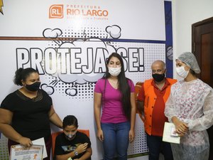 Secretária Gabriela Gonçalves acompanha início de vacinação de crianças de 5 a 11 anos em Rio Largo