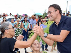 Prefeito Theobaldo Cintra assina ordens de serviço e faz Major Izidoro avançar