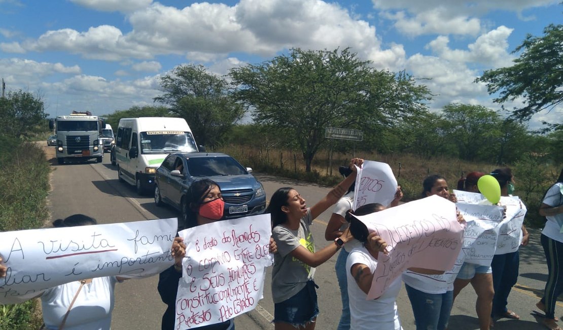 [Vídeo] Mães e esposas de reeducandos fecharam rodovia em frente a presídio em Girau do Ponciano