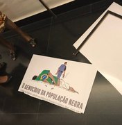 Deputado do PSL vandaliza exposição sobre o Mês da Consciência Negra na Câmara