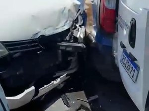 Acidente entre carro e ambulância deixa uma mulher ferida na Av. Fernandes Lima