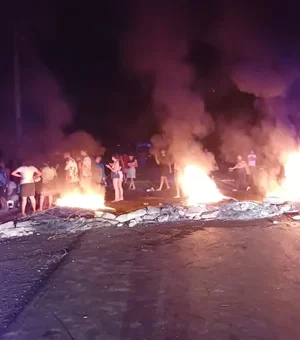 Manifestantes contra morte de dois jovens liberam trecho da ﻿rodovia federal BR 416