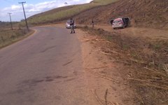 Viatura da polícia bate em barreira no município de Jacuípe