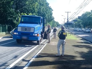 Operação Fluidez autua 23 veículos na Fernandes Lima por circulação irregular