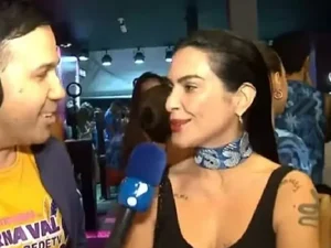 Cleo corrige repórter ao ser chamada por sobrenome no Carnaval: 'É só Cleo'