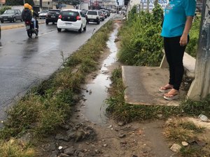 Lama e buracos dificultam circulação em ponto de ônibus no Feitosa
