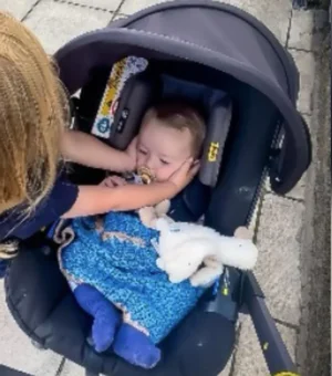 Viralizou! Em vídeo, menina autista protege o irmão do barulho alto