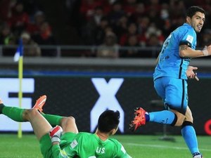 Barcelona vence com gols de Suarez e está na final