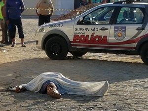 Homem é executado a tiros enquanto bebia com amigos na porta de casa