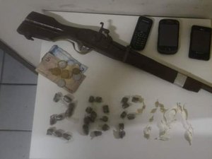 Denúncia anônima gera apreensão de arma e drogas em Santana do Mundaú