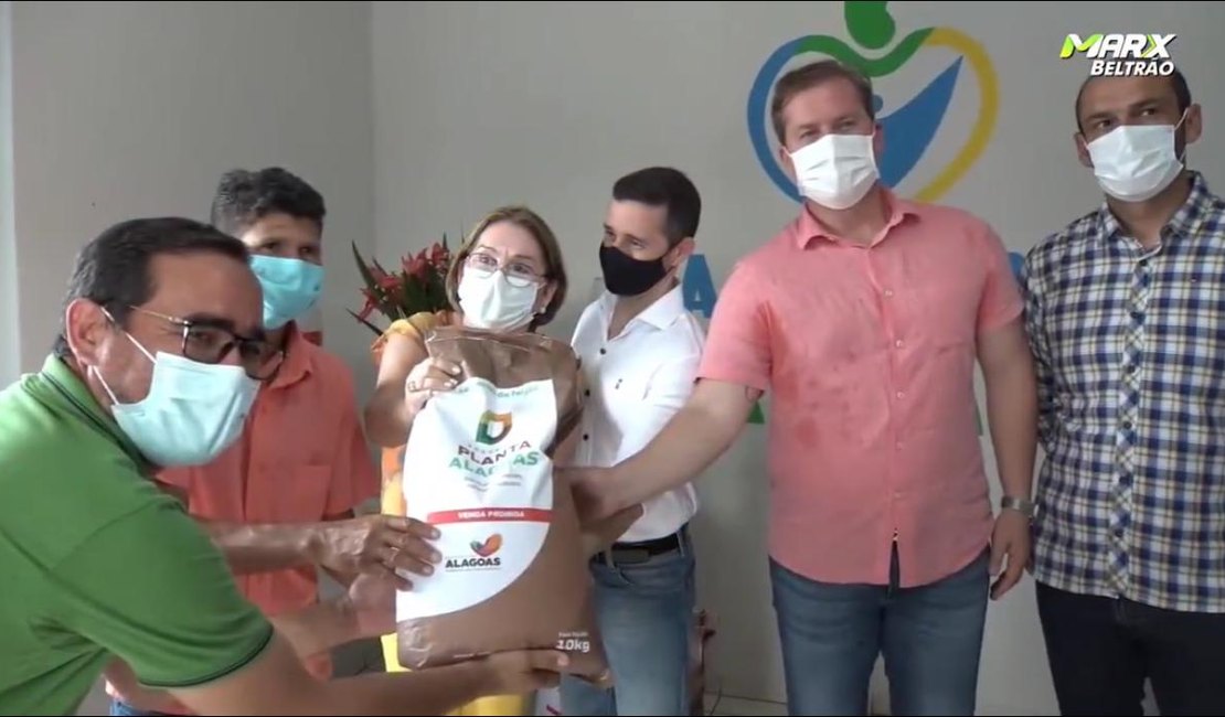 Marx Beltrão participa da entrega de sementes em Joaquim Gomes, Cajueiro e Capela