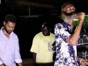 [Vídeo] Morcego invade live e persegue cantor no Sudão