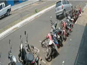[Vídeo] Carro desgovernado derruba várias motos estacionadas no interior de SP
