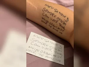 Filha tatua recado escrito pelo pai antes de morrer de Covid em SP