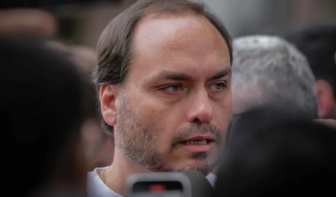 Carlos diz que hospital perto não garante atendimento ágil a Bolsonaro