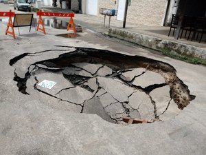 Cratera se abre novamente e interdita rua Soldado Eduardo Santos, na Jatiúca