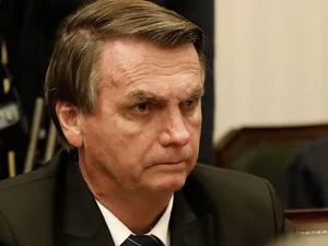 Após passar mal, Bolsonaro chega em hospital em Brasília