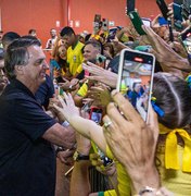 Jair Bolsonaro chega à Maceió em meio à recepção calorosa de apoiadores