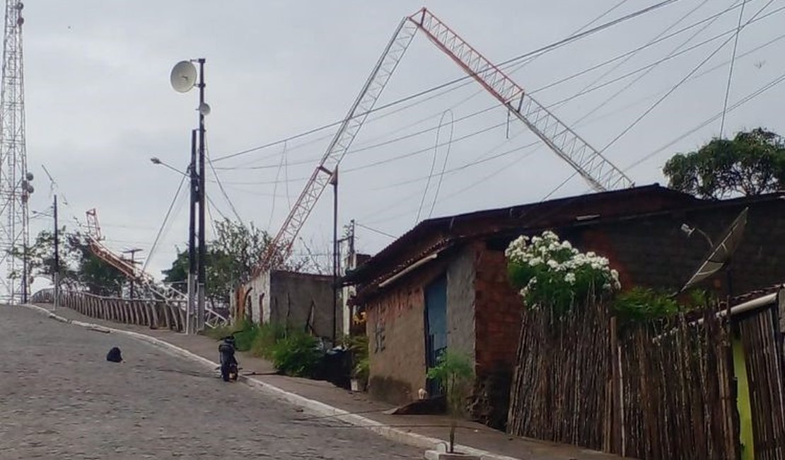 Chuvas derrubam torre de internet e entortam “mastro” da padroeira de Junqueiro