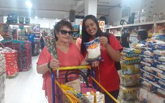 Distribuidora de alimentos de Arapiraca homenageia o dia da mulher com distribuição de rosas
