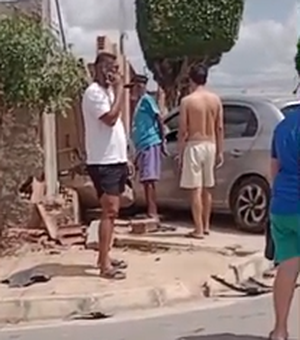 Carro perde controle e atinge muro de residência no bairro Planalto, em Arapiraca