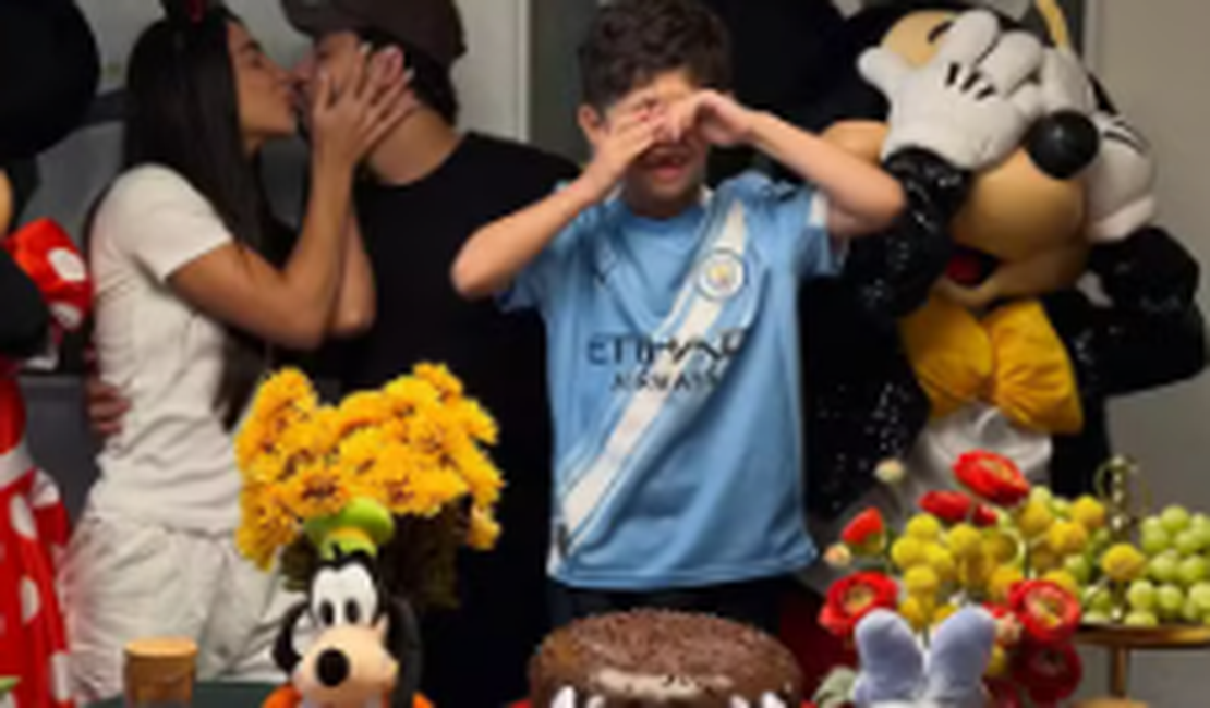 Gabriela Versiani organiza café da manhã da Disney para filho de Huff e Marília nos EUA