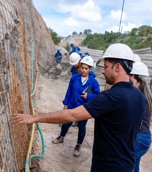 Rodrigo Cunha acompanha obras de contenção em encostas do Vale do Reginaldo