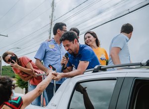 Rodrigo Cunha tem recepção calorosa da população em carreata pelas ruas de Palmeira dos Índios