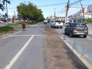 Lavagem de pista deixa trânsito lento na Av. Durval de Góes Monteiro