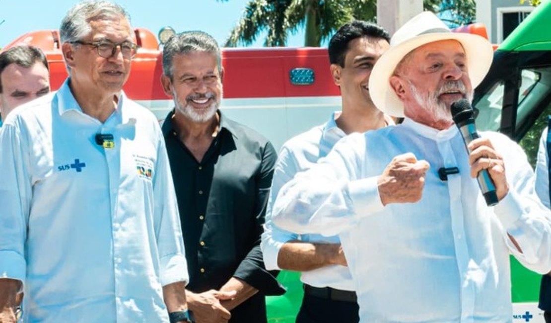 Arthur Lira participa ao lado do presidente Lula de entrega de moradias e ambulâncias em Alagoas