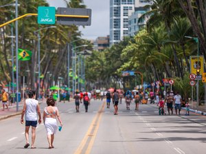 Rua Aberta reúne famílias e garante renda extra para ambulantes na Ponta Verde