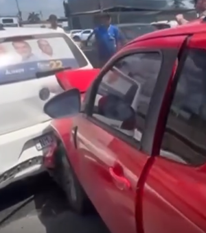 Engavetamento envolve quatro carros e moto na AL-220, em Arapiraca