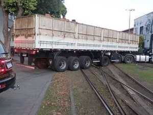 Carreta com 6 toneladas de maconha enguiça sobre trilhos do VLT no Rio após ser apreendida