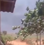 Forte ventania destelha residência durante chuva em Lagoa da Canoa