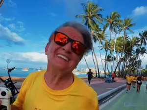 Aos 75 anos, influenciadora que venceu leucemia participa da Maratona de Maceió