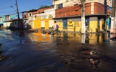 Mais uma vez, os buracos tomam conta na Rua Cabo Reis 