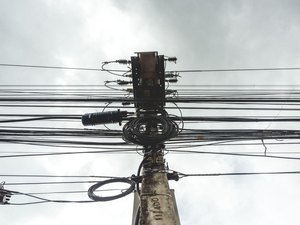 Procon Maceió notifica empresas por desordem de fios em postes na capital