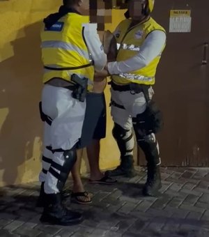 Homem é preso acusado de agredir companheira e desacatar agentes do Ronda no Bairro em Maceió