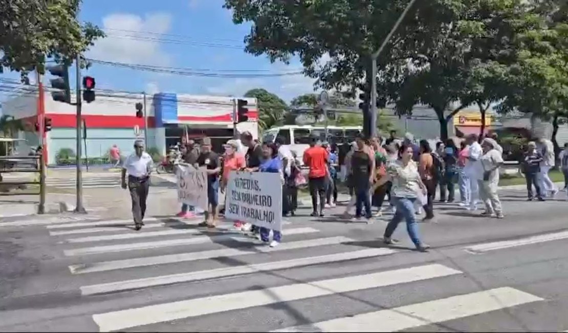 Funcionários do Veredas bloqueiam parte da Av. Fernandes Lima