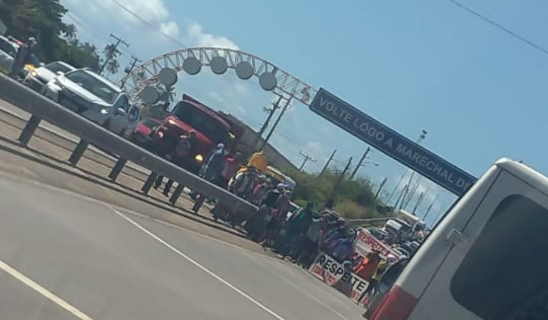 Ciclistas bloqueiam Ponte Divaldo Suruagy durante protesto na AL-101