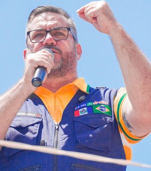 'Nós iremos mudar o Brasil', diz Leonardo Dias em manifestação por anistia